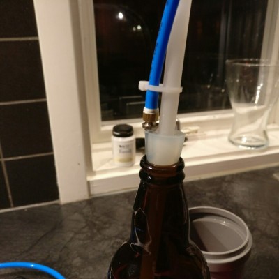 En bollnål (till att pumpa fotbollar med) + biltema adapter för att trycka i co2 samt evakuera.