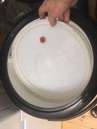 Det är gott om plats runtom locket.